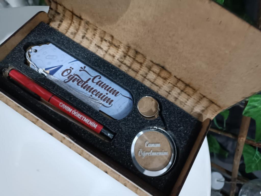 ATATÜRK BASKILI KUTULU KALEM AYRAÇ VE ANAHTARLIK SET